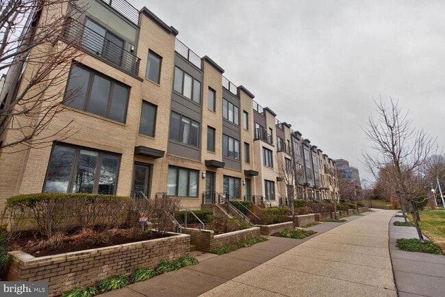 Building Photo - 10425 Fernwood Rd