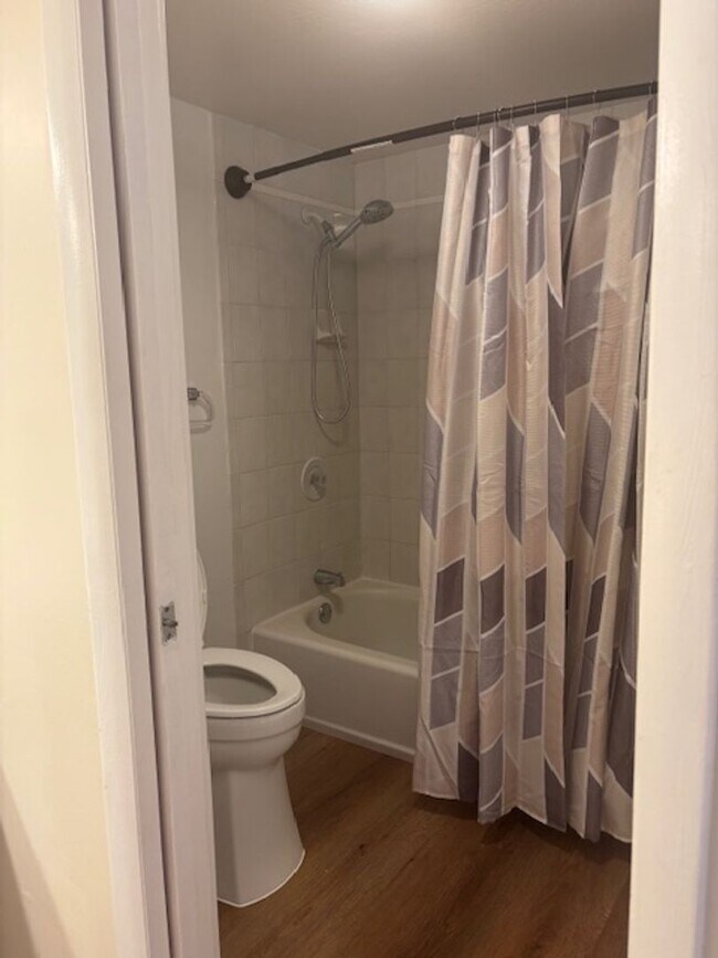 Building Photo - 3 Bedroom / 3 Bath Condo with Ocean Views