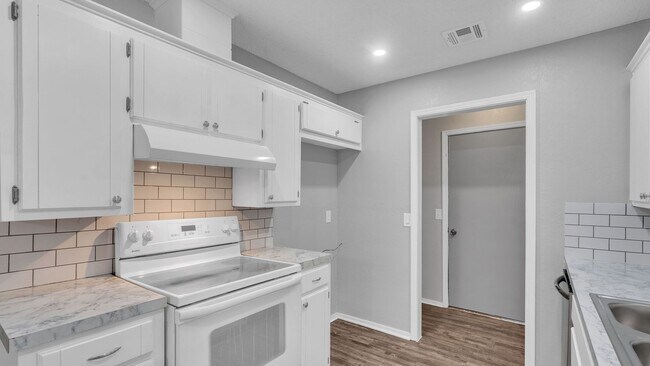 Building Photo - Beautifully Redone 3 Bedroom House! Available for Immediate Move in!
