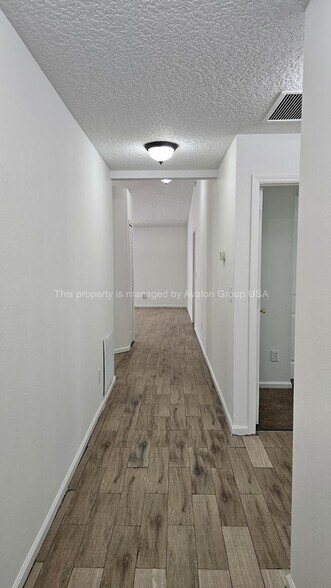 Building Photo - 9453 Thorn Glen Rd