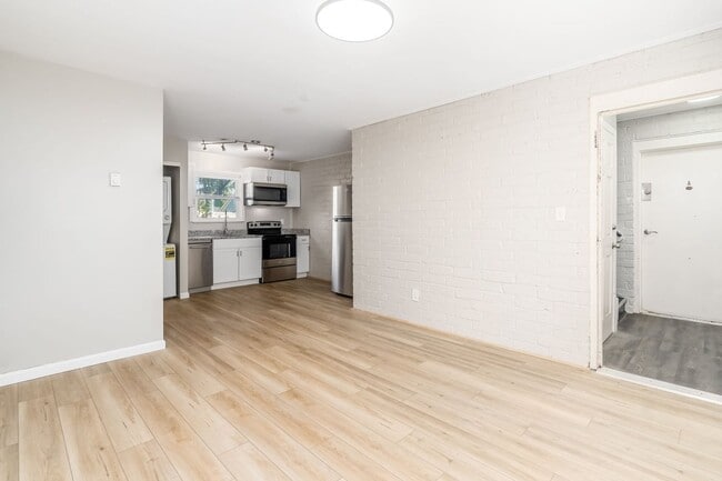 Building Photo - 721 Reinhard Ave