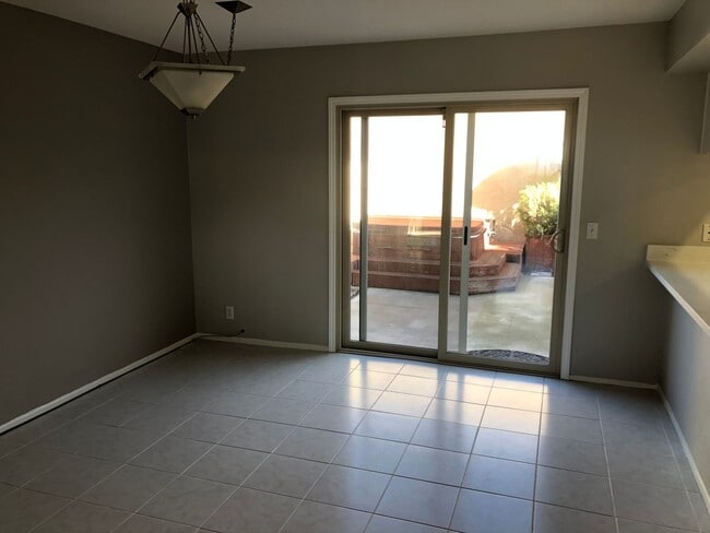 Building Photo - Wonderful 3 Bed, 1.5 Bath Upgraded Condo with Lots of Amenities