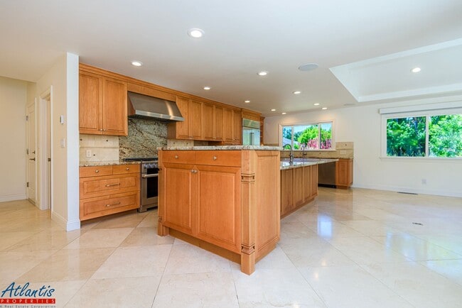 Building Photo - Stunning & Remodeled Home | Desirable Sara...