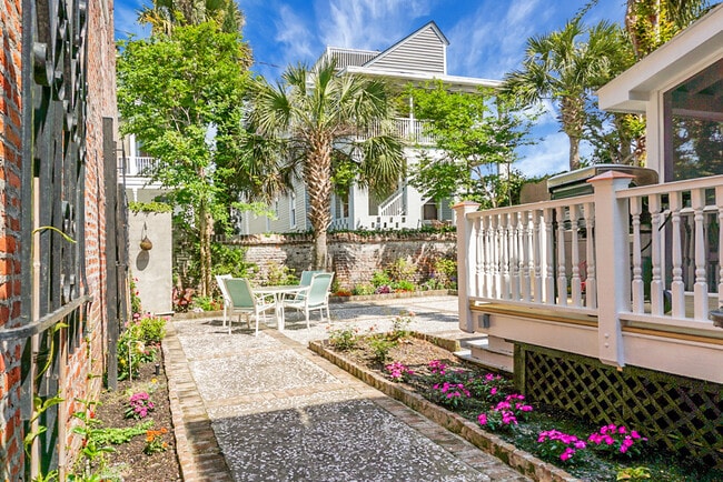 Building Photo - 6 Wentworth St