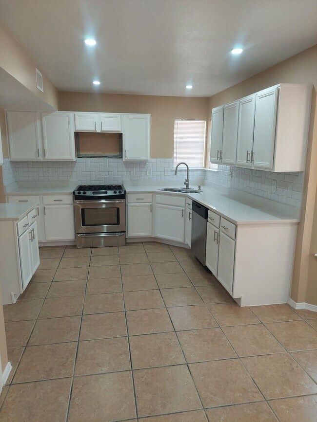 Building Photo - 4 BEDROOM 3 BATHROOM HOME! fully remodeled...