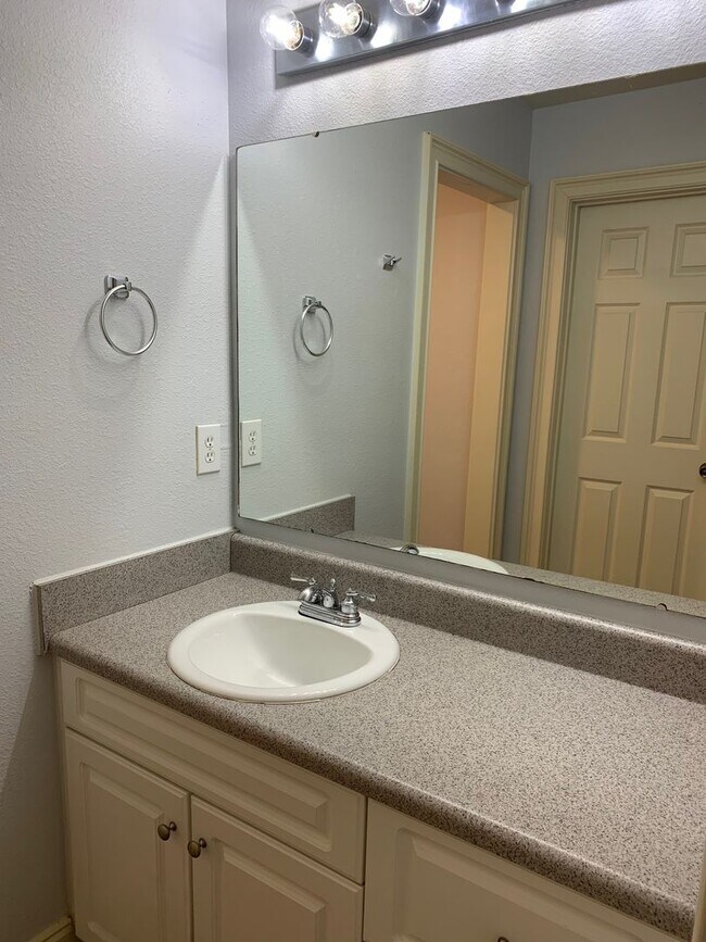 Building Photo - Eagles Landing 4 Bedroom Available for Fall 2026!!