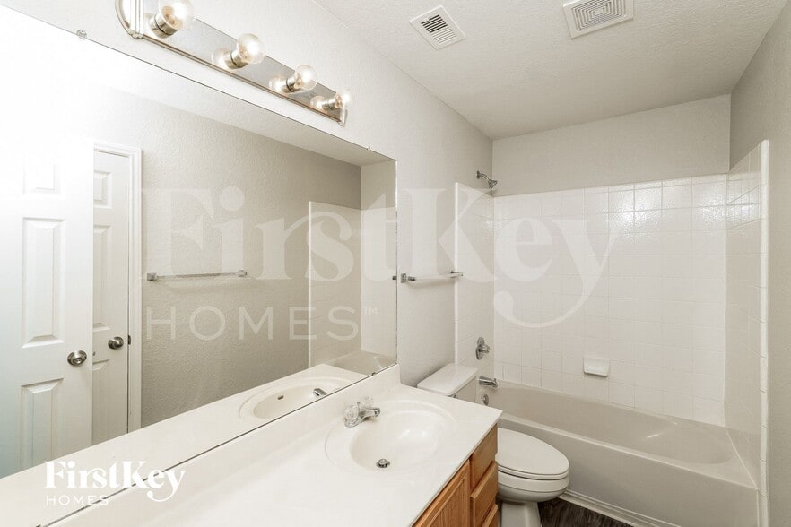 Building Photo - 851 Quitman Oak