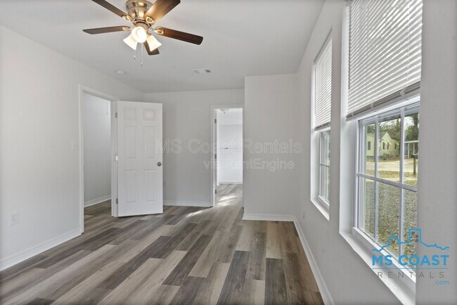 Building Photo - 340 Hiller Dr