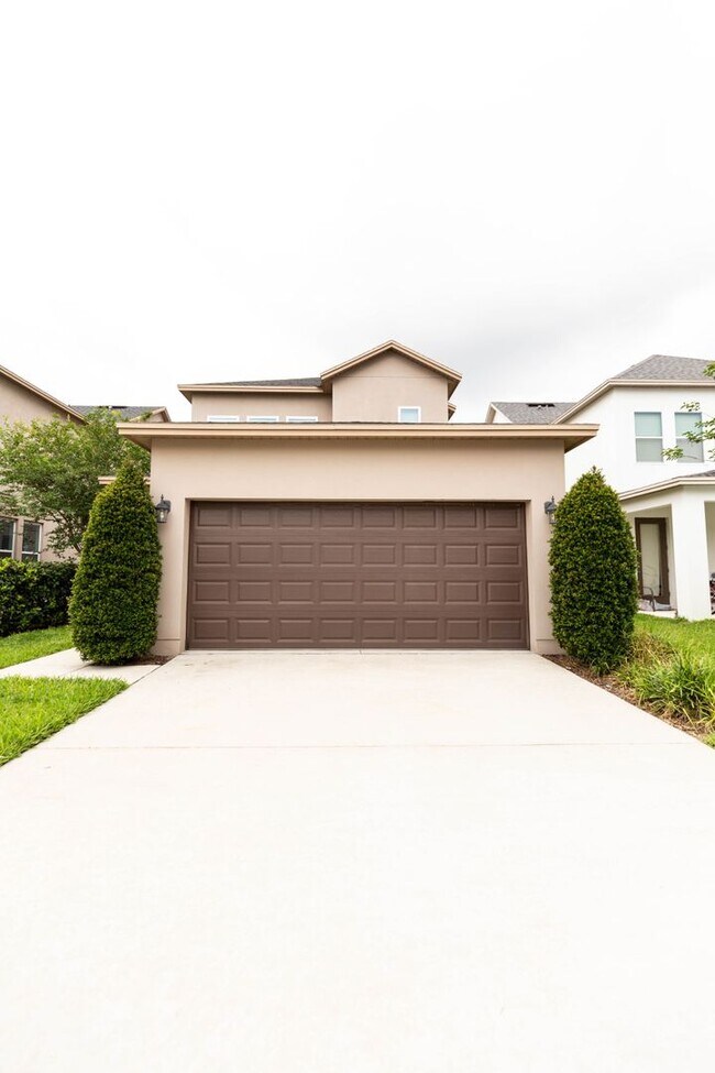 Building Photo - AVAILABLE ON 06/01 - 3 bedroom and 2.5 bat...
