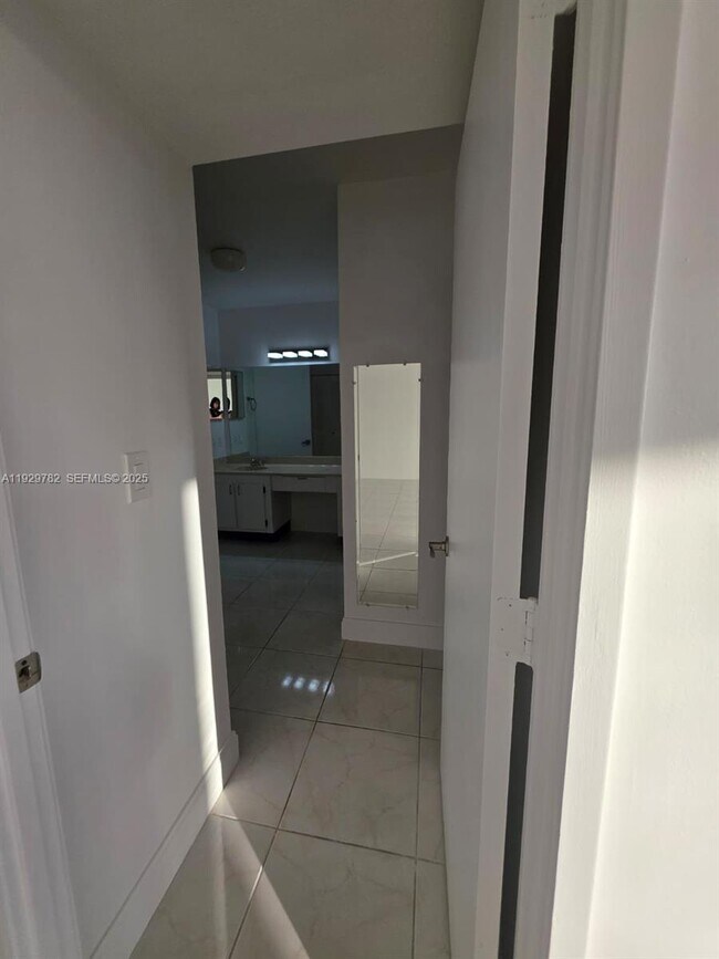 Building Photo - 3701 N Country Club Dr