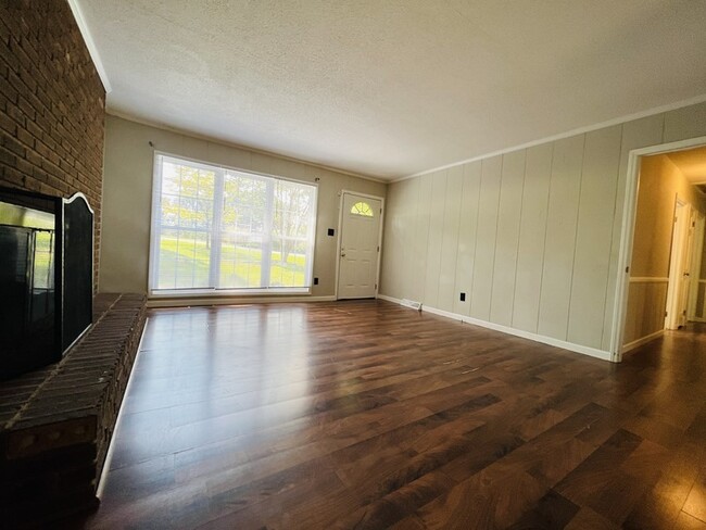 Building Photo - Lovely 3 BR, 2BA home in a quiet neighborhood