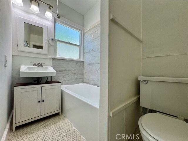 Building Photo - 1712 Gillette Crescent