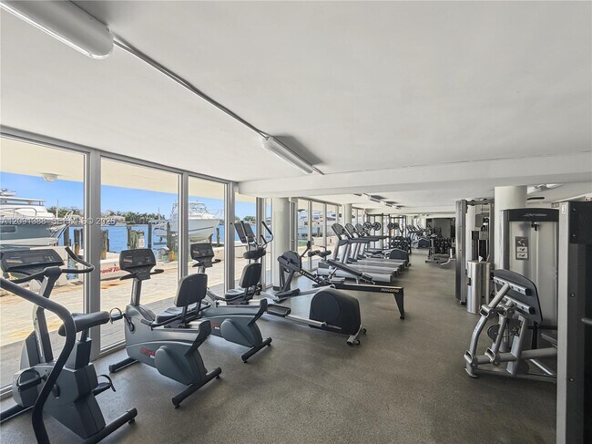Building Photo - 900 Bay Dr