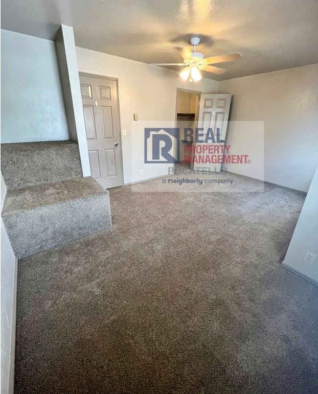 Building Photo - 3 bed 1.5 Bath Duplex - 1 Car Garage