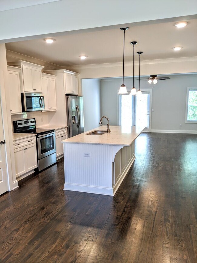 Building Photo - Beautiful, Spacious Townhome in Central Location - Popular Floor Plan