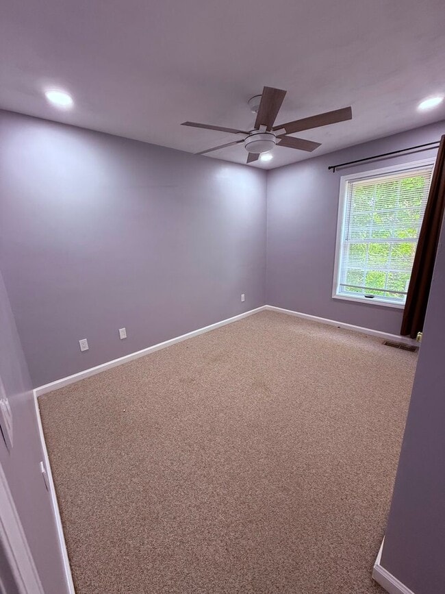 Building Photo - 3 Bedroom, 1.5 Bath Townhouse