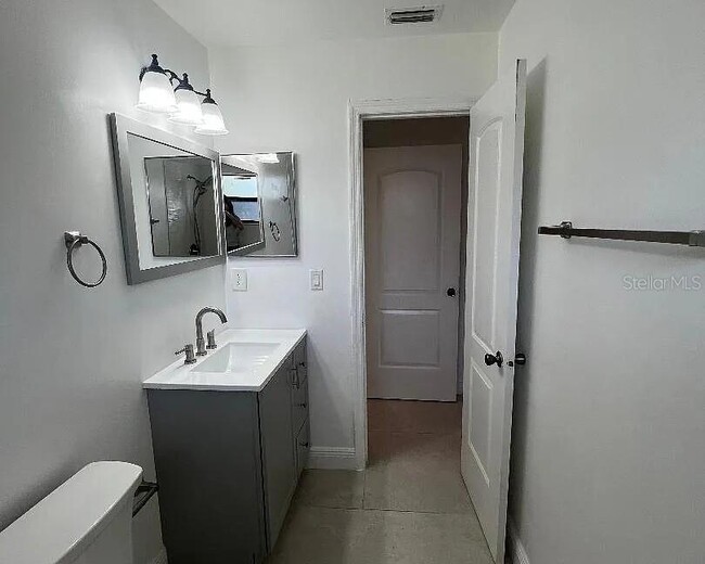 Building Photo - 686 Royalty Ct