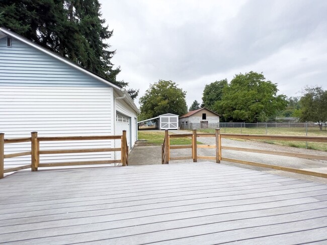 Building Photo - Country living 5 bed w/RV parking and 3 car garage!