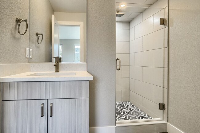 Building Photo - 3 bedroom / 3.5 bath Townhome + 2 Large Flex Spaces & Spacious Roof Top Deck!