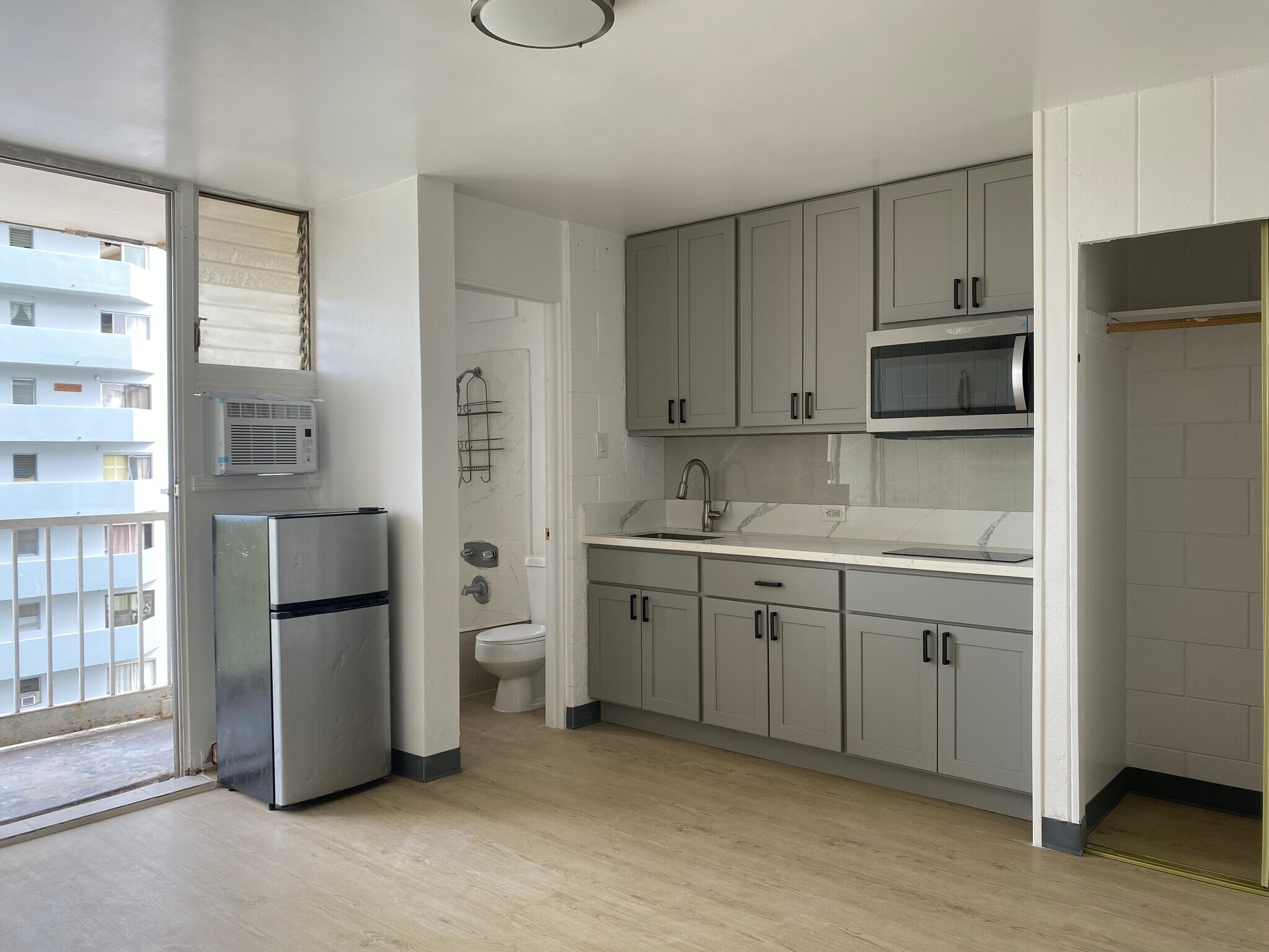 Building Photo - 2509 Ala Wai Blvd
