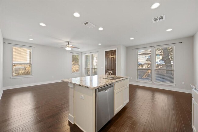 Building Photo - 13800 Lyndhurst St