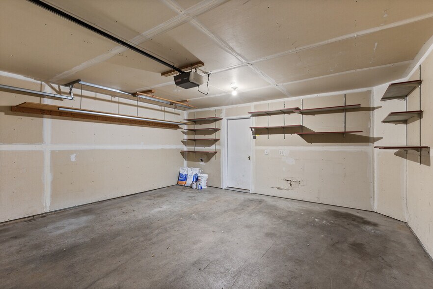 Building Photo - 6860 Meadow Grass Ln S