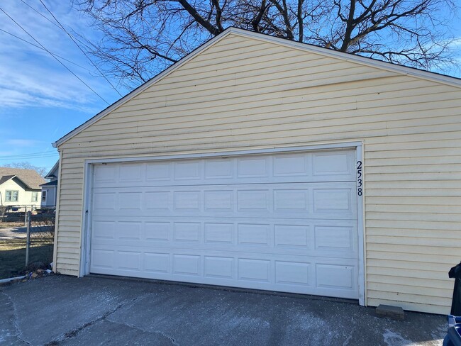 Building Photo - 4BR West Davenport Home