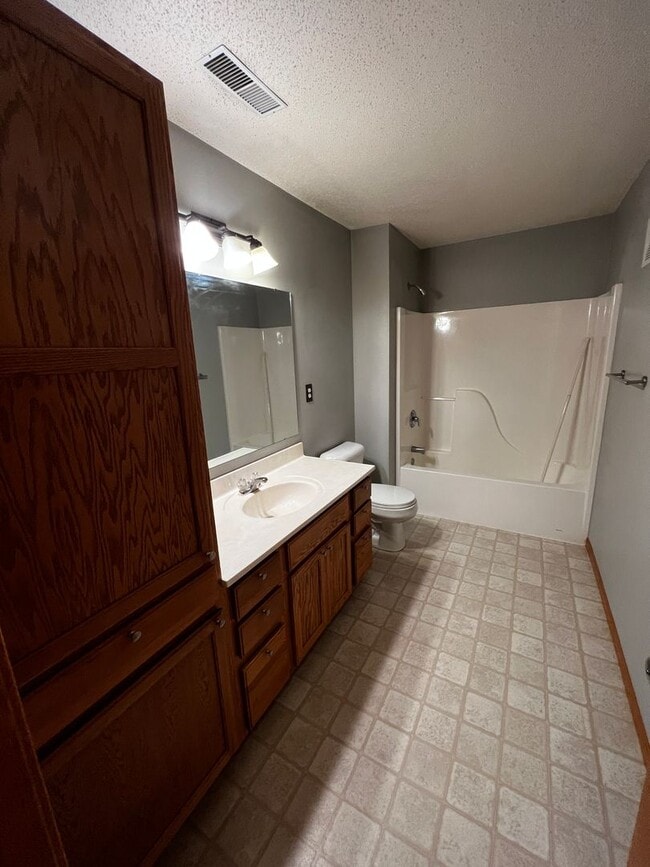 Building Photo - Adorable 2 Bedroom 2 Bath unit in the heart of North Liberty, IA!