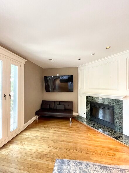 Building Photo - 4214 N Kenmore Ave