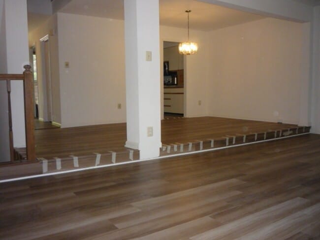 Building Photo - Spacious And Sun-Filled 3 Bedroom 2.5 Bath...