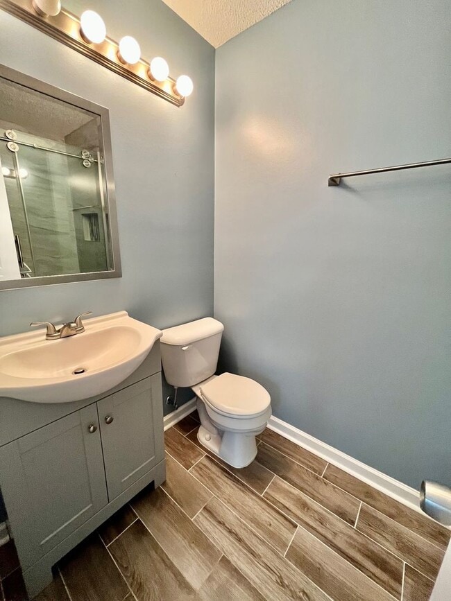 Building Photo - UPDATED Townhome in The GABLES!