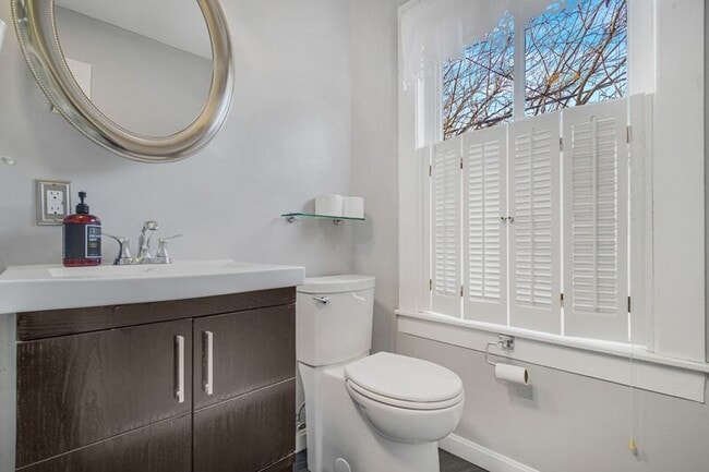 Building Photo - 1109 Caroline St