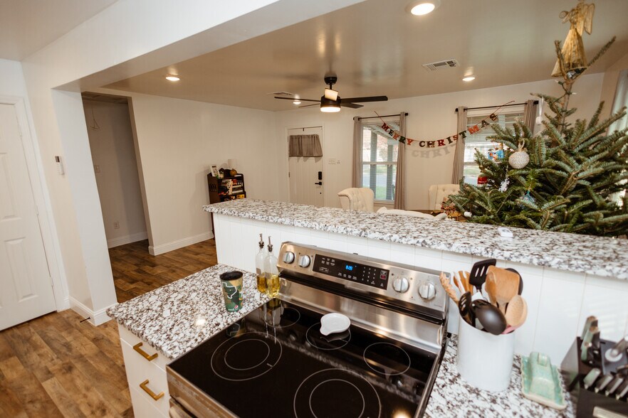 Building Photo - 3836 Leland Ave