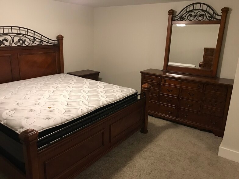 basement bedroom suite, furnished - 8 Edgewood Ter