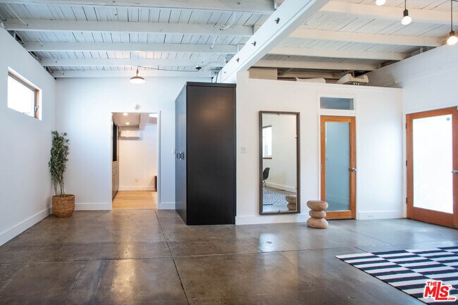 Building Photo - 748 N Citrus Ave