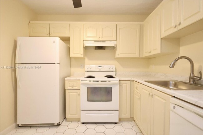 Building Photo - 2821 Somerset Dr