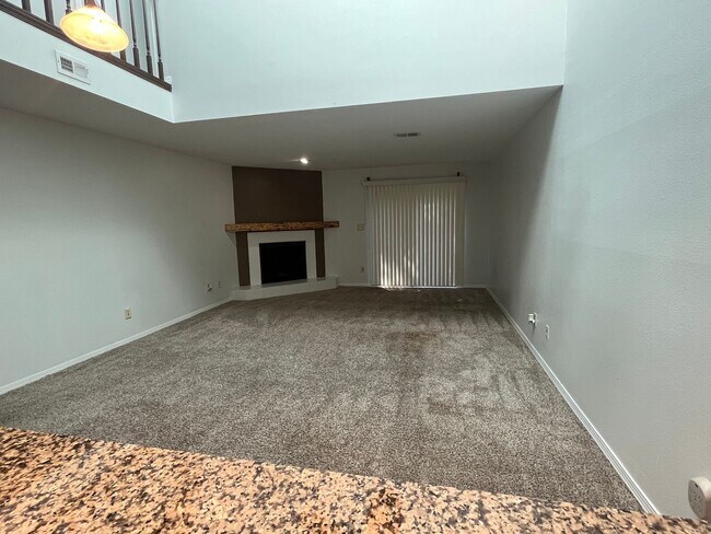 Building Photo - Beautiful Northeast Townhome!