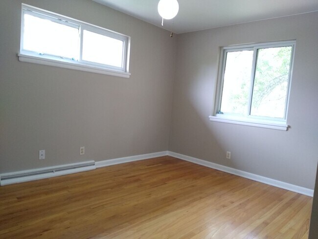 Building Photo - Stunning 4 bedroom 2 bath Virginia Village...