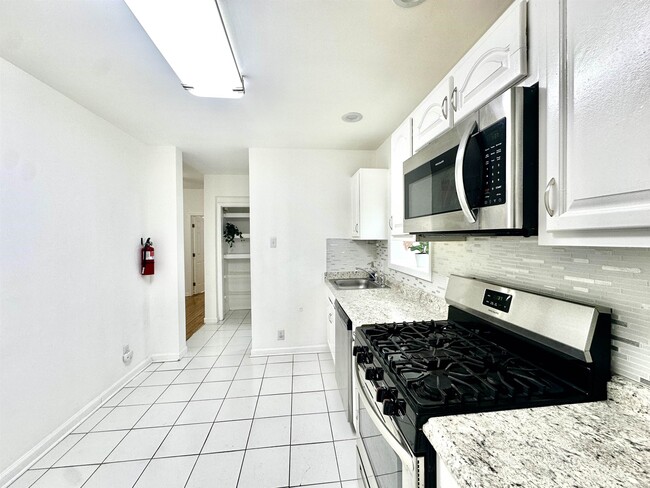 Building Photo - 247 Clendenny Ave