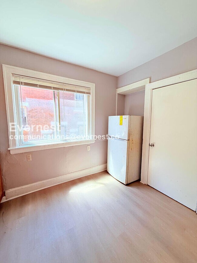 Building Photo - 2302 Hazelwood St