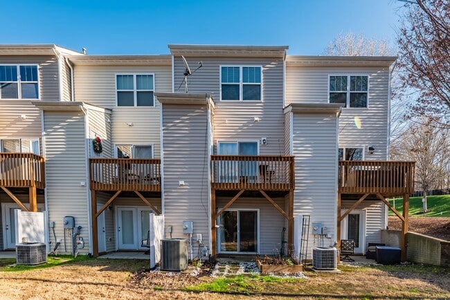 Building Photo - $500 Off First Month's Rent! Two-Story Townhome Near RDU Airport!