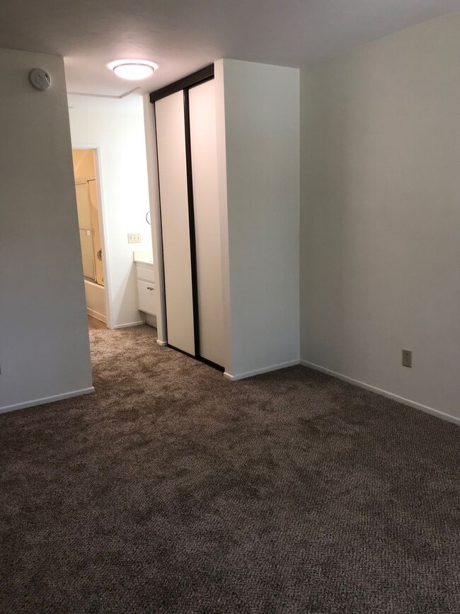 Building Photo - Cute and Cozy 2Br/2Ba Dual Master Condo in Terra Vista II