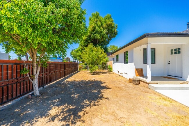 Building Photo - 7512 Woodley Ave