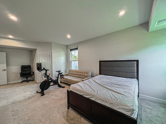 Building Photo - Luxurious 4 Bedroom 3.5 Bathroom End Unit ...