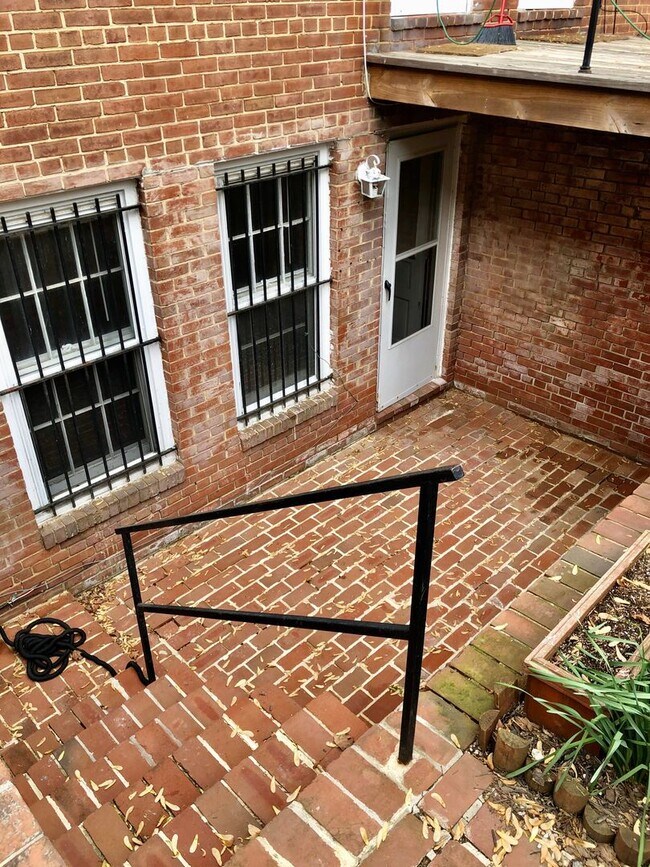 Building Photo - 939 25th St NW