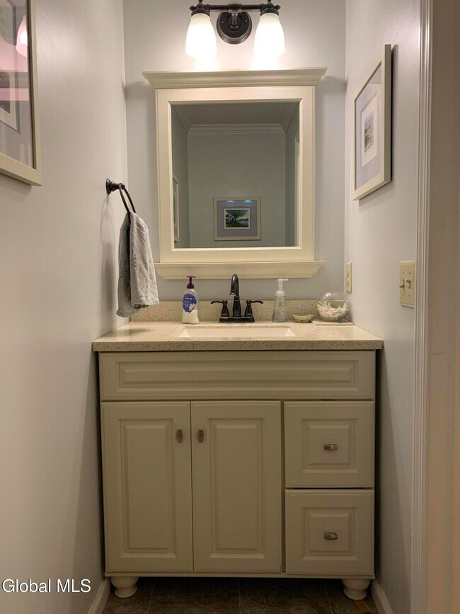 Building Photo - 8 Amanda Ct