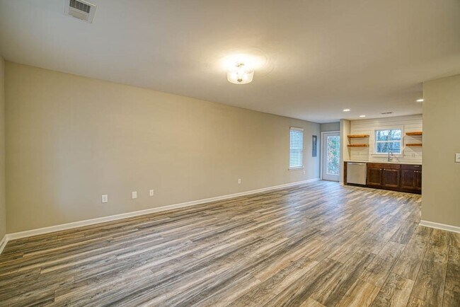 Building Photo - Craftsman Style Home in Greer