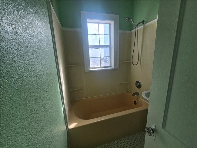 Building Photo - 725 J