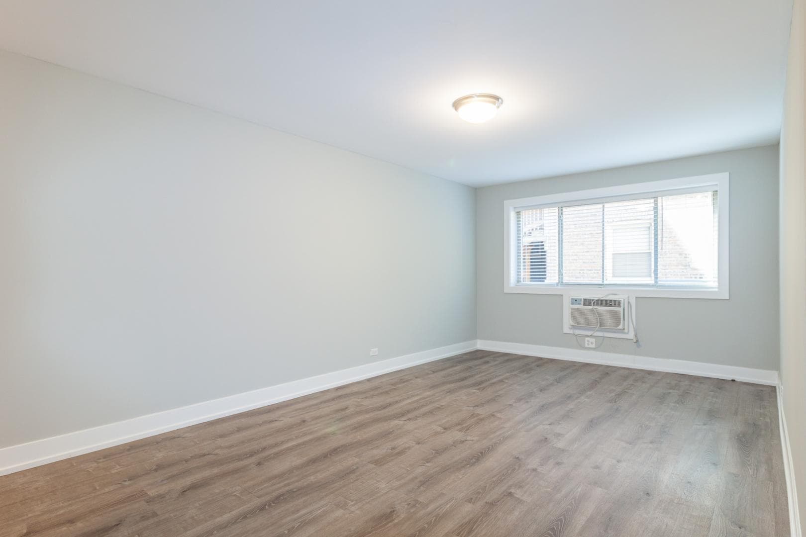 Building Photo - 530 W Surf St