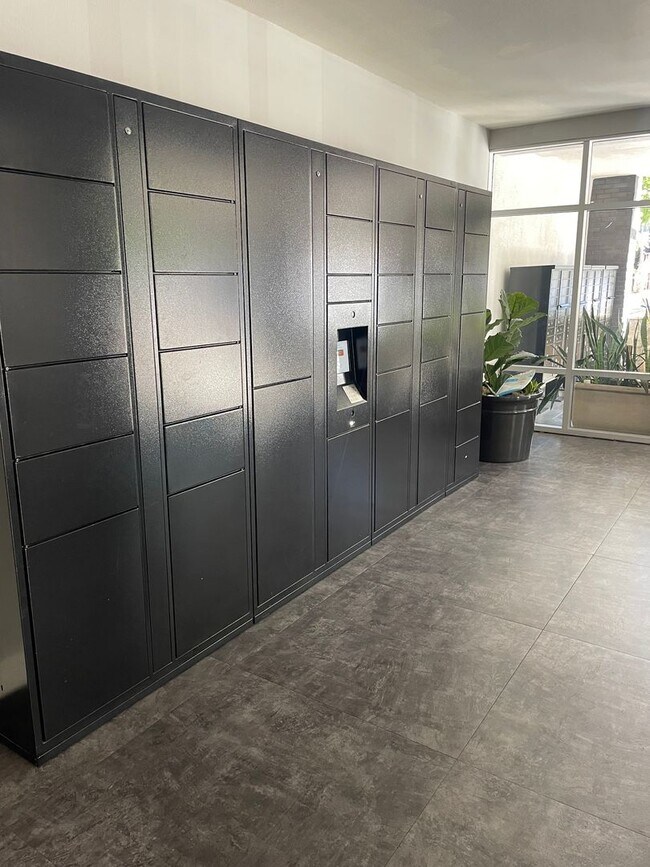 Building Photo - SPACIOUS & Quiet Cortez Hill Gem – Central...